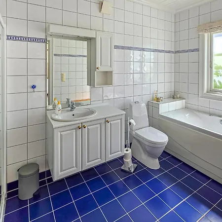 Amazing In With Private Swimming Pool, Be Inside Or Outside *